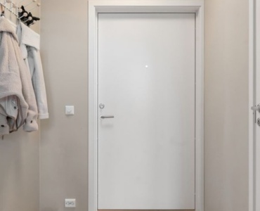 Kälteverluste an Türen reduzieren: Mit diesen cleveren Tipps bleibt die Wärme im Haus