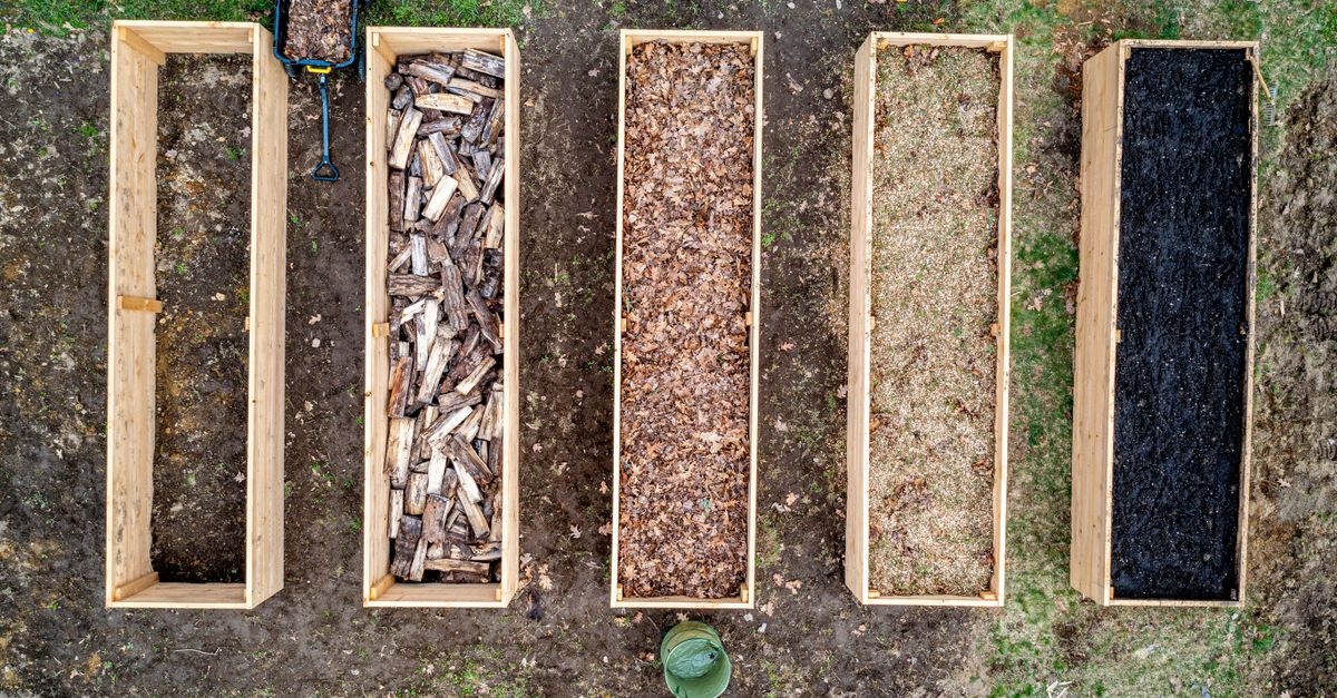 Kompostschichten richtig aufbauen: So wird aus Gartenabfällen wertvoller Humus