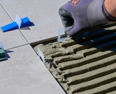 Fliesenkleber richtig auswählen: So gelingt jede Fliesenverlegung