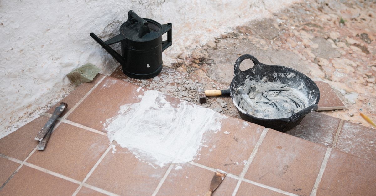 Terrassenfugen richtig reinigen: So strahlen Ihre Fliesen wieder wie neu