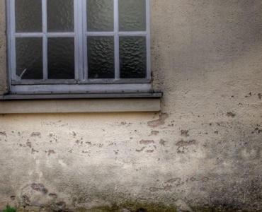 Sockel richtig abdichten: So schützt du dein Haus dauerhaft vor Feuchtigkeit